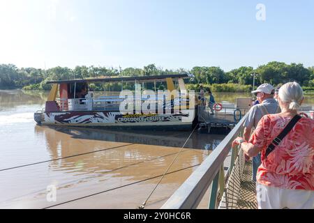 Bateau fluvial à Spectacular Jumping Crocodile Cruise, Beatrice Hill, Arnhem Highway, Middle point, territoire du Nord, Australie Banque D'Images