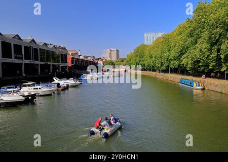 Trois personnes dans un canot gonflable Bristol Floating Harbour. Prise en août 2024. Été Banque D'Images