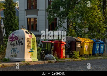 Couleur été chaud matin dans les rues de pente à Liberec CZ 08 31 2024 Banque D'Images