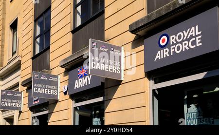 Bureau des carrières des forces armées et bureau de recrutement avec signalisation, centre-ville de Bristol. Prise en septembre 2024. Été Banque D'Images