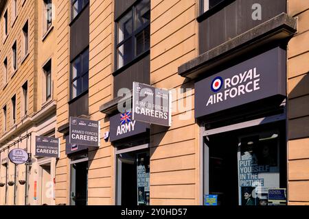 Bureau des carrières des forces armées et bureau de recrutement avec signalisation, centre-ville de Bristol. Prise en septembre 2024. Été Banque D'Images