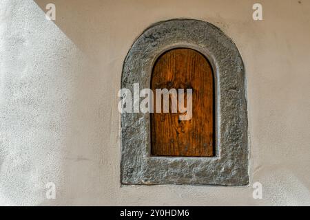 Une vitrine à vin (buchetta del vino), utilisée dans le passé pour la vente de vin directement dans la rue des caves des anciens palais, Florence, Italie Banque D'Images