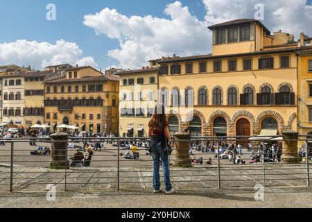 Vue surélevée de la Piazza Pitti, place devant le complexe du musée Palazzo Pitti, avec une adolescente derrière au premier plan, Florence, Italie Banque D'Images