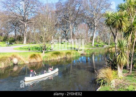 Kayak sur la rivière Avon et le jardin forestier, jardins botaniques de Christchurch, Christchurch Central, Christchurch (Ōtautahi), Canterbury, nouvelle-Zélande Banque D'Images