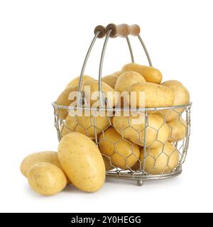 Jeunes pommes de terre dans un panier en métal isolé sur blanc Banque D'Images