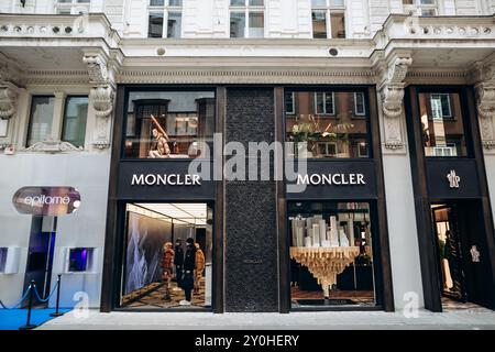 Vienne, Autriche - 6 août 2024 : la façade de la boutique Moncler dans le centre de Vienne Banque D'Images