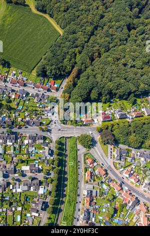 Luftbild, Straßen-Kreuzungsbereich Arenbergstraße, Frentroper Straße und am Dorffelde mit Brücke über eine Bahnlinie, Waldgebiet und Wohnhäuser mit Swimmingpools im Garten, Baumallee, Zweckel, Gladbeck, Ruhrgebiet, Nordrhein-Westfalen, Deutschland ACHTUNGxMINDESTHONORARx60xEURO *** vue aérienne, intersection des rues Arenbergstraße, Frentroper Straße et am Dorffelde avec pont sur une ligne de chemin de fer, zone boisée et maisons résidentielles avec piscines dans le jardin, avenue bordée d'arbres, Zweckel, Gladbeck, Ruhr, Rhénanie du Nord-Westphalie, Allemagne ATTENTIONxMINDESTHONORARx60xEURO Banque D'Images