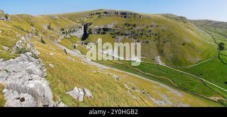 Une vue surélevée de Gordale Scar dans le Yorkshire Dales National Park, North Yorkshire, Royaume-Uni Banque D'Images