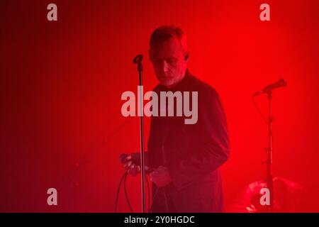 THE JESUS AND MARY CHAIN, CONCERT, 2024 : Jim Reid, chanteur des légendes écossaises de la musique indie The Jesus and Mary Chain, en vedette The Far Out Stage. Deuxième jour du Green Man Festival 2024 au Glanusk Park, Brecon, pays de Galles, le 16 août 2024. Photo : Rob Watkins. INFO : The Jesus and Mary Chain est un groupe de rock alternatif écossais formé en 1983, réputé pour son son influent qui mêle noise pop et post-punk. Leur premier album, Psychocandy, est emblématique, combinant des guitares riches en feedback avec une écriture sombre et mélodique. Banque D'Images