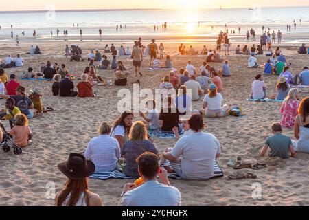 Les gens regardant le coucher du soleil sur la plage de Mindil, les jardins, la ville de Darwin, territoire du Nord, Australie Banque D'Images