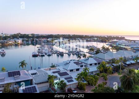 Cullen Bay Marina au crépuscule, Larrakeyah, ville de Darwin, territoire du Nord, Australie Banque D'Images