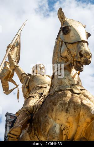 Statue équestre de Jeanne d'Arc sur la place des Pyramides à Paris - France Banque D'Images