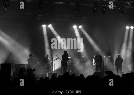 THE JESUS AND MARY CHAIN, CONCERT, 2024 : vue complète du groupe depuis le Sound desk des légendes de la musique indie écossaise The Jesus and Mary Chain est en tête d'affiche de The Far Out Stage. Deuxième jour du Green Man Festival 2024 au Glanusk Park, Brecon, pays de Galles, le 16 août 2024. Photo : Rob Watkins. INFO : The Jesus and Mary Chain est un groupe de rock alternatif écossais formé en 1983, réputé pour son son influent qui mêle noise pop et post-punk. Leur premier album, Psychocandy, est emblématique, combinant des guitares riches en feedback avec une écriture sombre et mélodique. Banque D'Images