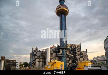 Vienne, Autriche, 23 août 2022. La centrale de transformation des déchets en énergie et de chauffage urbain de Spittelau. Conçu par le célèbre artiste autrichien et architecte Friedensr Banque D'Images