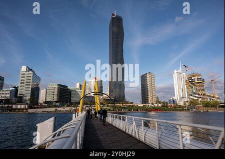 Vienne, Autriche, 23 août 2022. Incroyable paysage urbain du Donau : la partie moderne de la ville où l'on trouve des gratte-ciel futuristes. La passerelle piétonne Banque D'Images