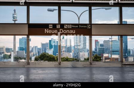 Vienne, Autriche, 23 août 2022. Incroyable paysage urbain du Donau : à la station de métro Neue Donau à travers la fenêtre en verre, nous sommes accueillis par un splendide c Banque D'Images