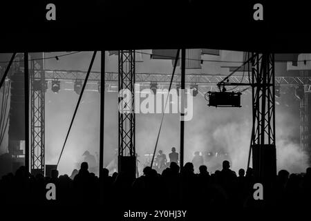 THE JESUS AND MARY CHAIN, CONCERT, 2024 : vue complète du groupe depuis le Sound desk des légendes de la musique indie écossaise The Jesus and Mary Chain est en tête d'affiche de The Far Out Stage. Deuxième jour du Green Man Festival 2024 au Glanusk Park, Brecon, pays de Galles, le 16 août 2024. Photo : Rob Watkins. INFO : The Jesus and Mary Chain est un groupe de rock alternatif écossais formé en 1983, réputé pour son son influent qui mêle noise pop et post-punk. Leur premier album, Psychocandy, est emblématique, combinant des guitares riches en feedback avec une écriture sombre et mélodique. Banque D'Images