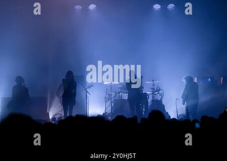 THE JESUS AND MARY CHAIN, CONCERT, 2024 : vue complète du groupe depuis le Sound desk des légendes de la musique indie écossaise The Jesus and Mary Chain est en tête d'affiche de The Far Out Stage. Deuxième jour du Green Man Festival 2024 au Glanusk Park, Brecon, pays de Galles, le 16 août 2024. Photo : Rob Watkins. INFO : The Jesus and Mary Chain est un groupe de rock alternatif écossais formé en 1983, réputé pour son son influent qui mêle noise pop et post-punk. Leur premier album, Psychocandy, est emblématique, combinant des guitares riches en feedback avec une écriture sombre et mélodique. Banque D'Images