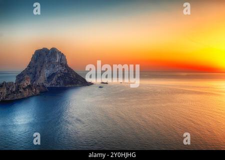 Cette photo prise au mirador, Ibiza en face de l’île es Vedrà pleine de légendes et d’histoires à raconter Banque D'Images