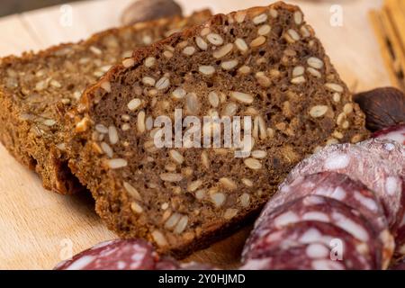 tranches de pain de seigle noir avec graines de tournesol, délicieux pain frais pour saucisse avec graines Banque D'Images