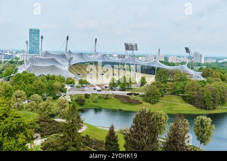 Munich, Allemagne - 18 avril 2024 : Olympiapark est un parc olympique construit pour les Jeux olympiques d'été de 1972 Banque D'Images