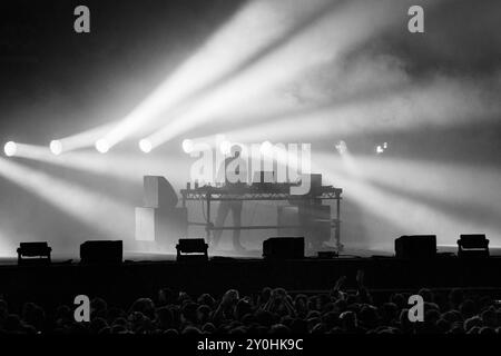 JON HOPKINS, TÊTE D'AFFICHE, GREEN MAN FESTIVAL : pionnier de la musique de danse et compositeur de films Jon Hopkins en tête d'affiche de la Mountain Stage. Deuxième jour du Green Man Festival 2024 au Glanusk Park, Brecon, pays de Galles, le 16 août 2024. Photo : Rob Watkins. INFO : Jon Hopkins est un producteur et compositeur britannique de musique électronique connu pour ses paysages sonores complexes et atmosphériques. Mêlant des éléments ambiants, techno et classiques, son travail est à la fois émotionnellement résonnant et rythmiquement complexe, faisant de lui une figure de proue de la musique électronique contemporaine. Banque D'Images