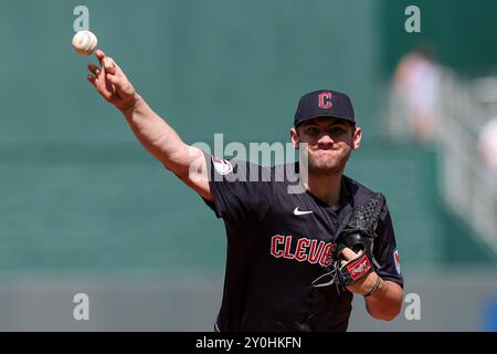 Kansas City, Missouri, États-Unis. 2 septembre 2024. Le lanceur Gavin Williams (32) des Cleveland Guardians lance lors de la première manche contre les Kansas City Royals au Kauffman Stadium à Kansas City, Missouri. David Smith/CSM/Alamy Live News Banque D'Images