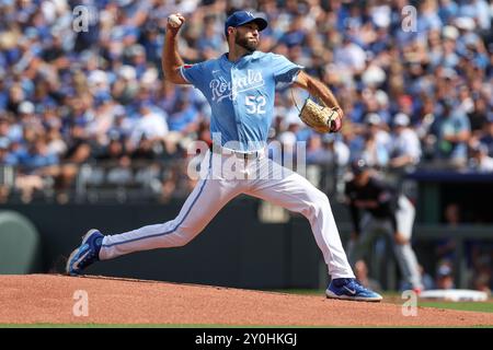 Kansas City, Missouri, États-Unis. 2 septembre 2024. Michael Wacha (52) lance le lanceur de départ des Kansas City Royals lors de la première manche contre les Cleveland Guardians au Kauffman Stadium à Kansas City, Missouri. David Smith/CSM/Alamy Live News Banque D'Images