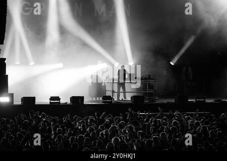 JON HOPKINS, TÊTE D'AFFICHE, GREEN MAN FESTIVAL : pionnier de la musique de danse et compositeur de films Jon Hopkins en tête d'affiche de la Mountain Stage. Deuxième jour du Green Man Festival 2024 au Glanusk Park, Brecon, pays de Galles, le 16 août 2024. Photo : Rob Watkins. INFO : Jon Hopkins est un producteur et compositeur britannique de musique électronique connu pour ses paysages sonores complexes et atmosphériques. Mêlant des éléments ambiants, techno et classiques, son travail est à la fois émotionnellement résonnant et rythmiquement complexe, faisant de lui une figure de proue de la musique électronique contemporaine. Banque D'Images