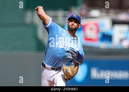 Kansas City, Missouri, États-Unis. 2 septembre 2024. Michael Wacha (52) lance le lanceur de départ des Kansas City Royals lors de la première manche contre les Cleveland Guardians au Kauffman Stadium à Kansas City, Missouri. David Smith/CSM/Alamy Live News Banque D'Images