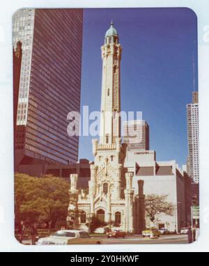 Vintage 1973 instantané de l'emblématique Water Tower à Chicago, Illinois, États-Unis Banque D'Images