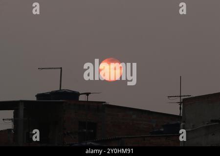 São Paulo, Brésil. 02 septembre 2024. Le climat, les températures élevées et les vagues de chaleur sont attendus en septembre. Photo du Soleil prise au crépuscule au Brésil, lundi 02 septembre 2024. Crédit : Saulo Dias/Alamy Live News Banque D'Images