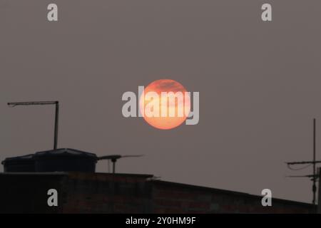 São Paulo, Brésil. 02 septembre 2024. Le climat, les températures élevées et les vagues de chaleur sont attendus en septembre. Photo du Soleil prise au crépuscule au Brésil, lundi 02 septembre 2024. Crédit : Saulo Dias/Alamy Live News Banque D'Images