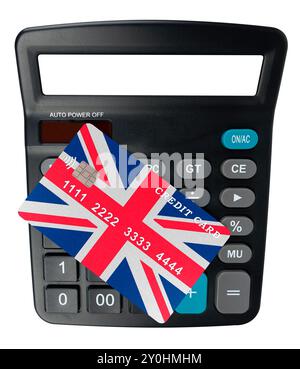 Carte de crédit en plastique sous la forme du drapeau britannique repose sur une calculatrice électronique, isolée sur fond blanc (gros plan) Banque D'Images