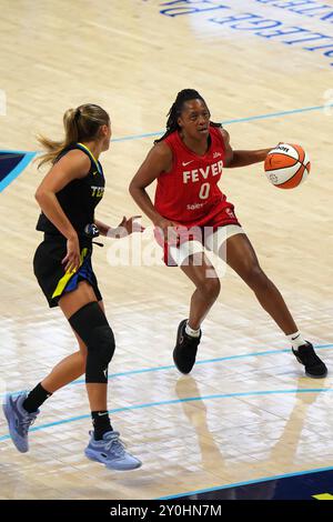 Arlington, États-Unis. 01 Sep, 2024. La garde de l'Indiana Kelsey Mitchell #0 gère le ballon lors du match WNBA contre Dallas Wings au College Park Center. Indiana Fever bat Dallas Wings 100-93. Le 1er septembre 2024 à Arlington, Texas (photo de Javier Vicencio/ Credit : Eyepix Group/Alamy Live News Banque D'Images