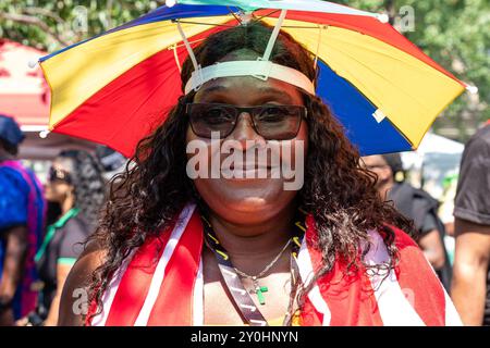 New York, NY, États-Unis. 2 septembre 2024. Les participants et les spectateurs se sont bousculés à l'Eastern Parkway de Brooklyn à Crown Heights pour la parade annuelle de la Fête américaine des Indiens de l'Ouest, exposant les drapeaux et les couleurs des îles, et dansant sur la musique des Caraïbes. Crédit : Ed Lefkowicz/Alamy Live News Banque D'Images