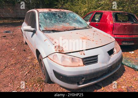 Voiture civile endommagée après une frappe de missile. Guerre en Ukraine. Invasion russe de l'Ukraine. Terreur des civils. Crimes de guerre Banque D'Images