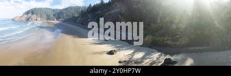 La lumière du soleil brille sur la côte pittoresque du nord de l'Oregon, non loin de Cannon Beach. Cette belle région est à environ une heure de route de Portland. Banque D'Images
