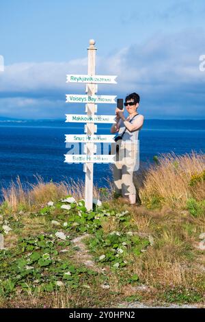 Panneaux directionnels vers diverses villes du phare de Green point à Port de grave, Terre-Neuve-et-Labrador, Canada Banque D'Images