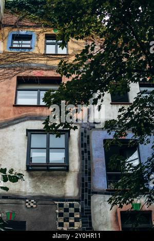 Vienne, Autriche - 6 août 2024 : le Hundertwasserhaus, une maison d'appartements à Vienne, en Autriche, achevée en 1985, selon l'idée et le concept d'Austr Banque D'Images