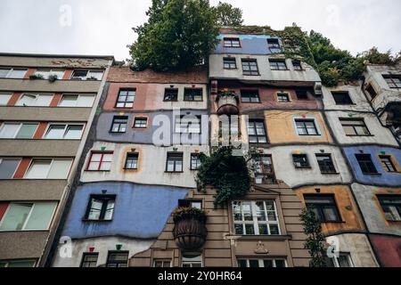 Vienne, Autriche - 6 août 2024 : le Hundertwasserhaus, une maison d'appartements à Vienne, en Autriche, achevée en 1985, selon l'idée et le concept d'Austr Banque D'Images