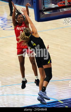 Arlington, Texas, États-Unis. 1er septembre 2024. La garde de l'Indiana Kelsey Mitchell #0 tire la balle sur la garde de Dallas Jacy Sheldon #4 lors du match WNBA contre Dallas Wings au College Park Center. Indiana Fever bat Dallas Wings 100-93. (Crédit image : © Javier Vicencio/eyepix via ZUMA Press Wire) USAGE ÉDITORIAL SEULEMENT! Non destiné à UN USAGE commercial ! Banque D'Images