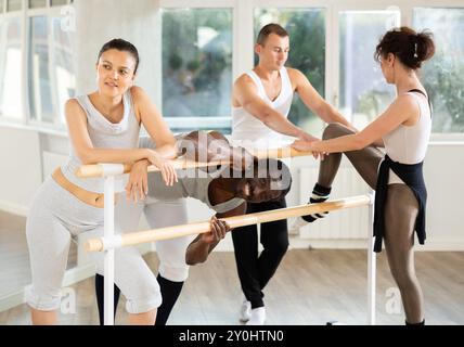 Hommes et femmes communiquent entre eux pendant la pause entre les classes de ballet dans un studio chorégraphique Banque D'Images
