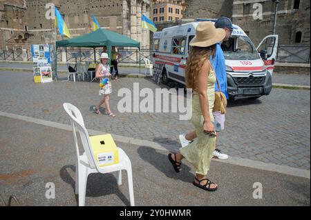 Rome, Italie. 2 septembre 2024. Une boîte de don portant l'inscription 'aide pour l'ukraine' sur le site de l'ambulance détruite par l'artillerie russe dans la région de Kharkiv est exposée pour la campagne 'L'Ukraine appelle' par l'organisation LUkraine en coopération avec l'Association chrétienne des Ukrainiens en Italie à Rome. Également exposée à Rome, une ambulance de la zone de guerre russo-ukrainienne, qui fait le tour de l'Europe pour la campagne "L'Ukraine appelle", lancée par l'organisation à but non lucratif LUkraine basée au Luxembourg. L'objectif est de recueillir des fonds pour acheter 112 ambulances et camions de pompiers f Banque D'Images