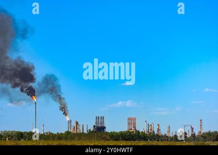 Une usine d'hydrocarbures polluant l'environnement dans la ville de Mendoza, Argentine. Banque D'Images