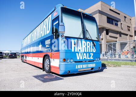 Detroit, États-Unis. 02 septembre 2024. Un autobus de campagne Harris-Walz est garé devant la Northwestern High School à Detroit le 2 septembre 2024. (Photo de Andrew Roth/Sipa USA) crédit : Sipa USA/Alamy Live News Banque D'Images