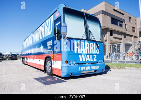 Detroit, Michigan, États-Unis. 2 septembre 2024. Un autobus de campagne Harris-Walz est garé devant la Northwestern High School à Detroit le 2 septembre 2024. (Crédit image : © Andrew Roth/ZUMA Press Wire) USAGE ÉDITORIAL SEULEMENT! Non destiné à UN USAGE commercial ! Banque D'Images