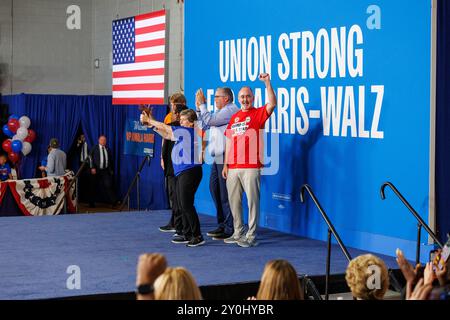 Detroit, Michigan, États-Unis. 2 septembre 2024. Les dirigeants syndicaux, y compris la présidente de l'Association nationale pour l'éducation BECKY PRINGLE, le président de la Fédération américaine des enseignants RANDI WEINGARTEN, le président de l'Union internationale des travailleurs d'Amérique du Nord BRENT BOOKER, le président du Syndicat des travailleurs des services publics d'Amérique JAMES SLEVIN et le président des travailleurs Unis de l'automobile SHAWN FAIN, lors d'un événement de la fête du travail avec le vice-président Kamala Harris à Detroit, Mich., le 2 septembre 2024. (Crédit image : © Andrew Roth/ZUMA Press Wire) USAGE ÉDITORIAL SEULEMENT! Non destiné à UN USAGE commercial ! Banque D'Images