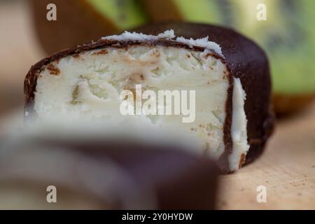 fromage cottage vert doux avec saveur de kiwi dans un glaçage au chocolat, délicieux dessert fromage cottage au chocolat Banque D'Images