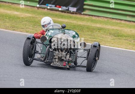 Le Vintage Sports car Club, V.S.C.C. course Day événement sur le circuit de course Mallory Park, Leicestershire, Angleterre, Royaume-Uni, août, 2023. Banque D'Images